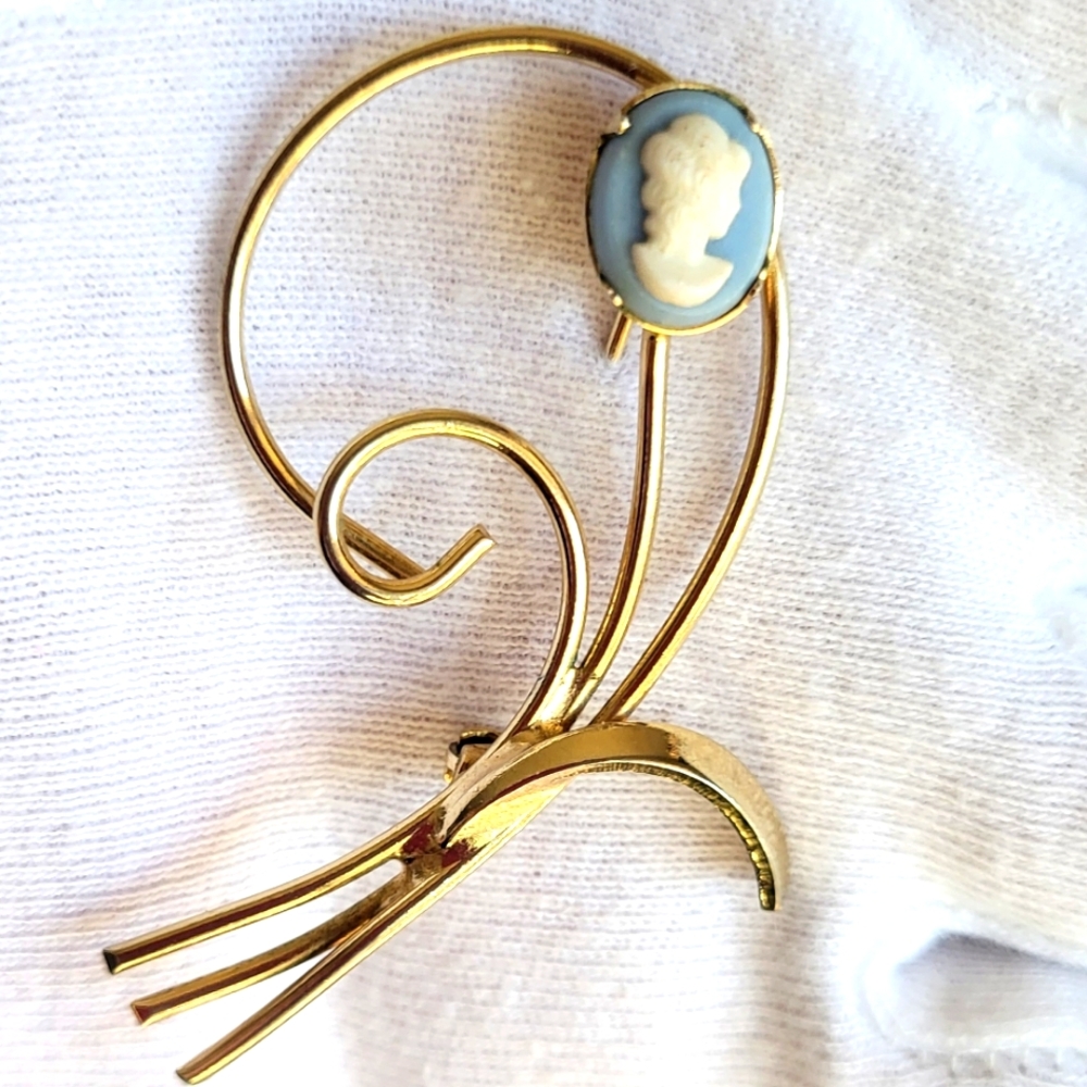 Elegant Gold and Blue Cameo Brooch